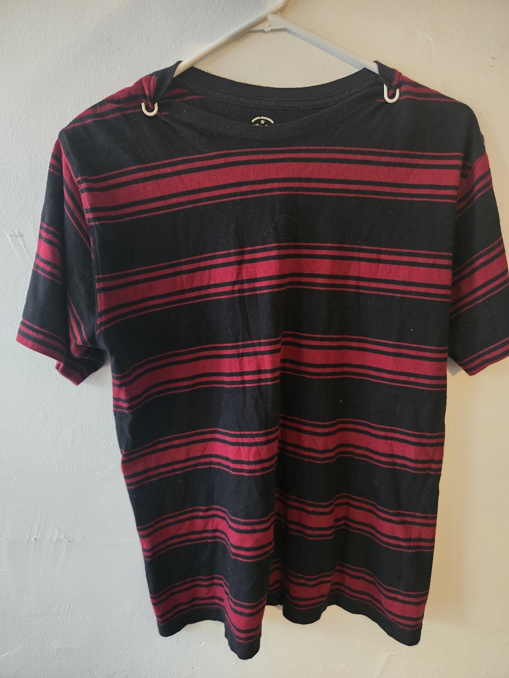 Black & Red Striped Short-Sleeve Tee youth XL (14-16)